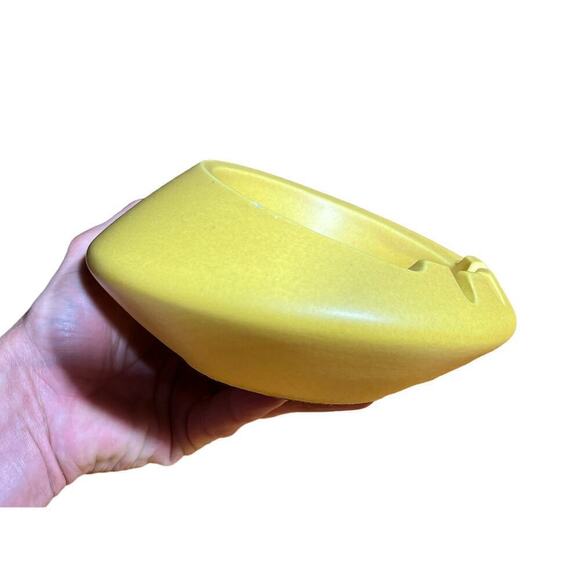 Vintage porcelain Hyalyn yellow ashtray. Retro.mcm. 12 USA. cork bottom.Bar.Home - Picture 4 of 7